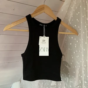 Svart topp från Zara💖 - Helt ny topp, säljer då jag fick fel plagg och inte hann lämna tillbaka. Frakt ingår🥰