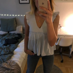 Topp - Säljer den här ljusblåa volang-toppen från Zara i storlek XS. Säljer pga att den blivit för liten för mig! Väldigt skönt material och bekväm passform. Hör gärna av dig om du är intresserad! Frakt betalas av köparen❣️