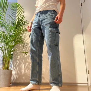 Cargo Jeans Zara - Löst sittande cargo jeans från zara. Väldigt bra kvalité, nästan helt oanvända.