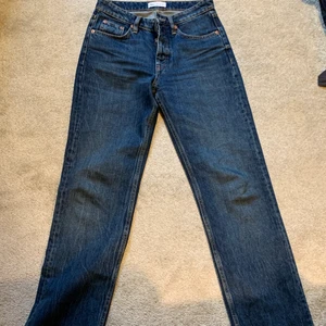 Slutsålda mid-waist jeans från zara - Säljer dessa älskade jeansen från zara. De är mid-waisted och är i storlek 36. Jeansen är slutsålda och finns inte att hitta på zara längre. Säljer jeansen pga att de är för långa och börjar bli för små. Jeansen är i en jättefin mörk blå färg och passar perfekt nu till hösten. Jeansen är sparsamt använda, i nyskick. Det är ingen defekt på jeansen.         Kan mötas upp i Göteborg. Köparen står annars för frakt. 