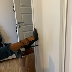 Supersnygga klackar med snörning  - Storlek 37. Jättebekväma klackar. Hämtas i malmö eller fraktas 