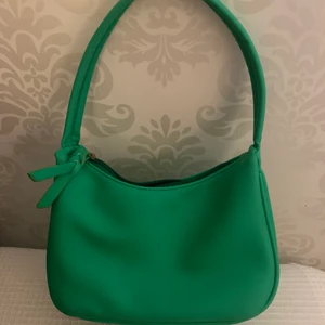 grön väska  - köparen står för frakten 