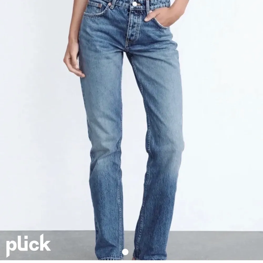 Intressekoll.       Jättefina mid Rise mörkblå jeans (slutsålda) är lite osäker om jag vill sälja men vid bra pris så säljer jag. Säljer för att dom är lite små💗skriv för bättre bilder, just nu ligger budet på 300,kan gärna byta till en större storlek . Jeans & Byxor.