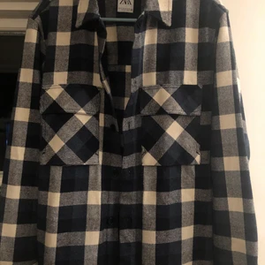 Rutig overshirt blå - Säljer denna rutiga overshirt. Endast använd en gång, ny pris 600kr säljs för 250