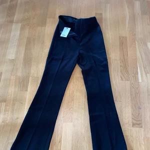 Byxor - Supersköna svarta byxor från Bikbok i storlek 32💗