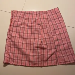 HEJ! Jag säljer min jättesnygga korta rosa kjol med en zip-up. Denna är inte använd och i nytt skick. Oskadad och från SHEIN. :)