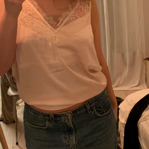 Spetts Linne - Jättefint rosa linne i satin liknade material!! Nyskick ändrat använd en gång, storlek XL men sitter fint på M!! Köp för 100kr + frakt