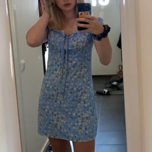 Ljusblå blommigklänning💙 - En ljusblå blommiklänning från Shein💙 Den är super fin och i bra skick! använ endast ett få tal gånger, i strl S men och är ca 170cm lång💙