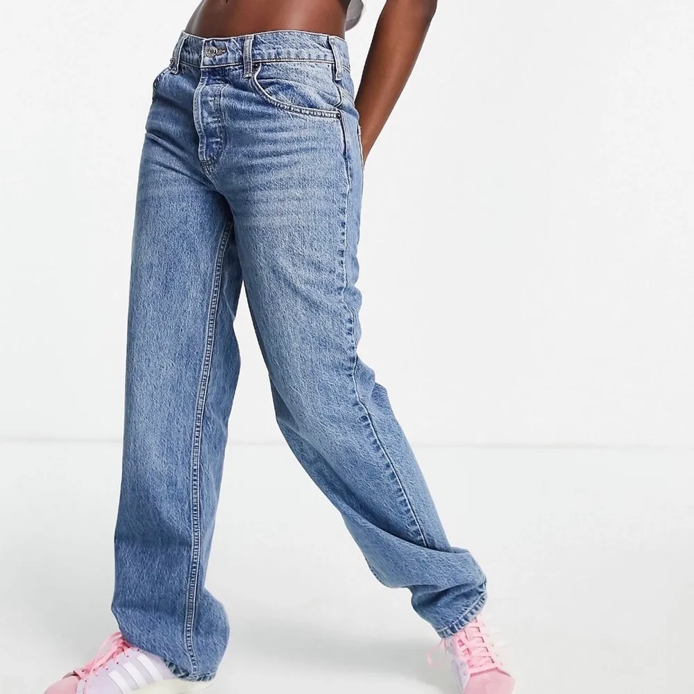 säljer dessa ursnygga och oanvända jeans ifrån ASOS!! så trendiga och snygga, men passade inte min stil ❤️ frakt tillkommer på 60kr . Jeans & Byxor.