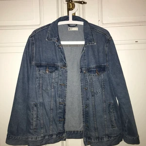 Ginatricot jeansjacka i strl  - jeansjacka, ny skick i storlek S 