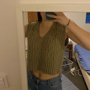 Väst - Säljer en stickad väst från zara då den inte kommer till användning av mig🤍🤍