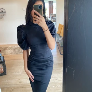 Svart klänning - En elegant klänning som sitter väldigt fint på kroppen. Helt oanvänd och från H&M 💛 