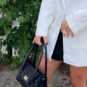 Black shoulderbag - Svart jättefin axelväska som är relativt rymlig och så fin. Använd fåtal gånger. 