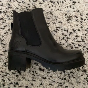 Urban project boots  - Fantastiska läderboots med liten klack som har använts en gång, säljs pga för liten storlek. Otroligt bra kvalitet, passar som en hand i en handske. Perfekt för alla årstider och tillfällen. Mina absoluta favoritskor!!! (Originalpris 1200kr)