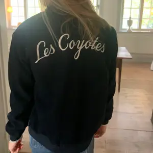 Cool och varm bomberjacka från  Les Coyotes de Paris! En tjockare bomberjacka i marinblå färg med coolt tryck på ryggen. Den är i storlek 14 men passar mig perfekt som har storlek XS. Frakt tillkommer😍😍💘💘