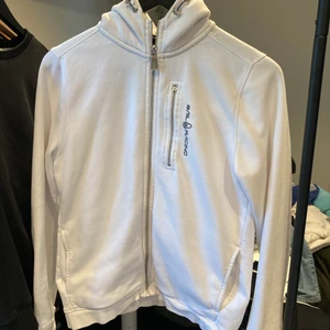 Sailracing Zip-Hoodie - Säljer den här Sailracing tröjan i storlek 170 men passar även folk under 170cm.