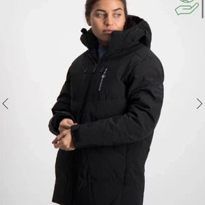 Sail Racing Jacka - Köptes från kids brand store i december använd högst 15 gånger.Passar S-M skulle jag säga.nypris 2800