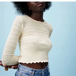 Virkad tröja  - Säljer denna slutsålda populära tröja ifrån Zara då den är för liten för mig💕 storlek S! Den har en liten defekt som syns i bild 2 men det är inget man lägger märket till💕 skriv vid frågor eller fler bilder☺️