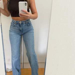 säljer nu mina zara jeans i modellen 90s full length❤️‍🔥 jag är 165 och de går precis ner till marken på mig🥰