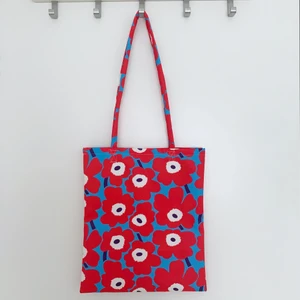 handgjord totebag - en superfin handgjord tygpåse jag sydde själv 🥰  Tygen är hög kvalitet och är vattenbeständig, så det är perfekt för alla väder 🌦 125kr inklusive frakt 💕 
