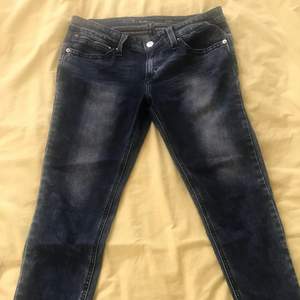 Säljer några riktigt fina och trendiga Levis jeans som är direkt från 2000-talet, men i riktigt bra skick. Passar L, men kan användas som bagge jeans om du har storlek S eller M med bälte💗