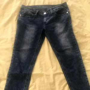 Levis Vintage Jeans 🍷💤 - Säljer några riktigt fina och trendiga Levis jeans som är direkt från 2000-talet, men i riktigt bra skick. Passar L, men kan användas som bagge jeans om du har storlek S eller M med bälte💗