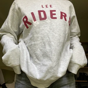 Lee tröja  - Säljer min fina lee sweatshirt som inte kommer till användning längre 