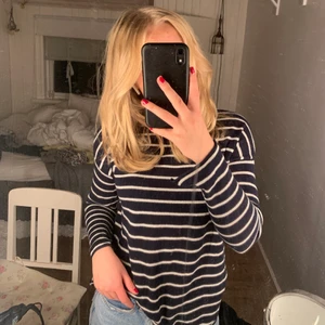 Randig stickad tröja - Randig stickad tröja från Pull&Bear med slits vid armslutet, storlek s men mer en xs 🤍 