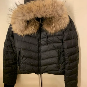 En jacka med äkta päls från janbell  - En fin jacka i äkta päls i storlek 34. Jackan har bara ett litet fel inuti men det syns inte och kan sys ihop. Annars är den helt felfri och ren. Säljs pga ny jacka i år.