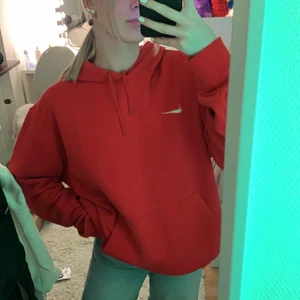 Röd Vintage Hoodie - Röd vintage nike hoodie, som jag tyvärr måste släppa taget om nu då jag måste rensa kläder. Superskön och sitter superbra oversize. Sitter såhär på mig som är 167 så på en längre person hade den suttit perfa. Kollar först intresset, därefter budgivning om det är många intresserade! Tveka inte på att höra av er vid frågor eller annat! 🤍