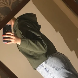 Croptop Hoodie - strl S - Riktigt mysig och mörkgrön croptop hoodie i perfekt skick, knappt använd. Blir inte för varm så man kan ha den på den sena våren och under sommaren 💕                                   - Vi delar på frakten!                                                         - Öppen för byten!
