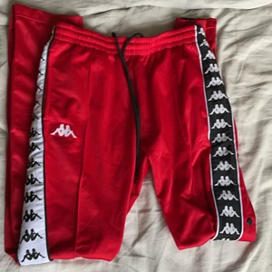 Kappa popperpants  - Popperpants från kappa i storlek M, skulle själv säga att de är mer som en S eller en väldigt liten M, kan även passa XS då de går att dra åt i midjan. Använda max 5 gånger, helt nyskick💖