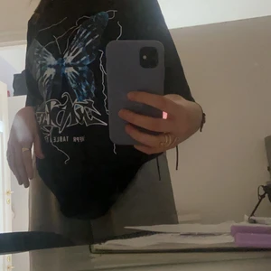 tshirt - säljer min coola tshirt, andra bilden är lite inspo hur man kan styla tröjan🥰