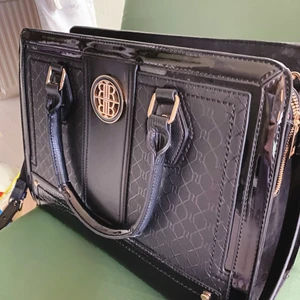 Handväska River Island - Handväska från River Island. Inköpt på Zalando för 529kr. Endast använd ett fåtal gånger, så fortfarande i nyskick! Stor, tålig och rymlig, med flera fack.  Mått Höjd: 27cm Längd: 37cm Vidd: 16cm Handtag: 13cm