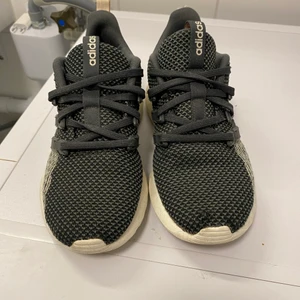 Adidas skor  - Skor från adidas i storlek 36, väldigt sparsamt använda o jag har tagit bra hand om dom, haft dom k två år men har inte kommit till användning så mycket! Skickas mot spårbarfrakt om så önskas eller hämtas i arlöv!☀️