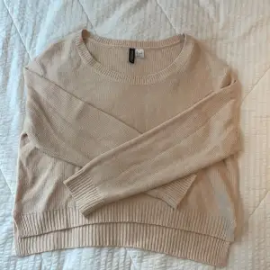 Väldigt ljus gammelrosa tröja från H&M. Står L på lappen men skulle säga M/L! Är själv en typisk S! 