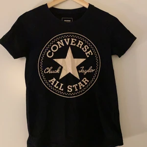 T-shirt  - En svart concerse T-shirt med vitt glitter tryck komemr ej till användning är i ett gott skick sälejs för 50kr