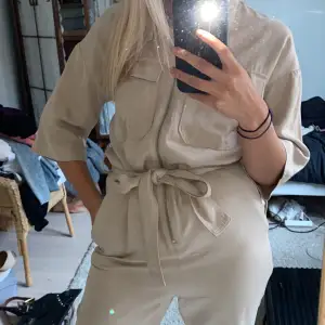 Jättefin beige jumpsuit! Älskar verkligen färgen och modellen men säljer för att jag inte använder så mycket! Storlek s! Nypris 799kr💛💕💛💕