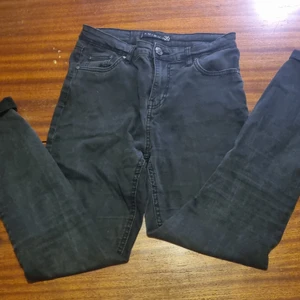 Jeans  - Helt vanliga svarta sköna jeans. 15kr. Storlek 36.Samfraktar vid köp av flera varor för 66 kr📦💕