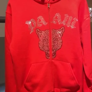 Röd Paaw hoodie❤️‍🔥 - (INTE MIN BILD) Säljer denna snygga röda zip hoodien från Paaw, som inte går att få tag på längre och som är oanvänd, säljer den pågrund av att jag inte passade i den❤️‍🔥 Den är i Strl S❤️‍🔥✨
