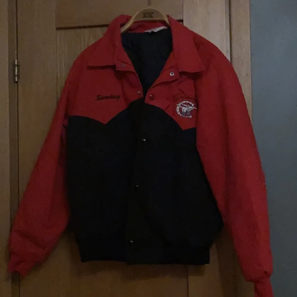 Säljer denna oversize rödsvarta vintage jacka jag köpt second hand. Jackan är i storlek M och i bra skick.. Jackor.