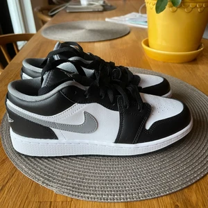 Air Jordan 1 Low Black Medium Grey - Helt nya! Sälj för dom var för små. 