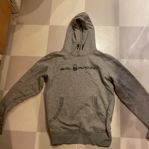 Sail racing hoddie - Säljer denna sail racing hoddien pga för liten på mig.