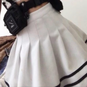 Kjol Strl 40 H&M - Kjol som knappt använts, 2 år gammal, bra skick och det står storlek 40 men skulle säga att det känns mer som 36-38