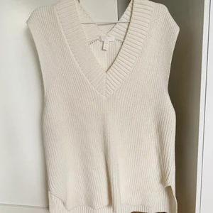 Stickad väst - Mysig och stilren stickad väst från HM. Använd fåtal gånger. Storlek S✨