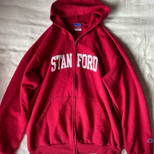 Stanford hoodie från champion - Jättefin champion hoodie som jag köpt på sellpy. Det står att tröjan är XL men jag skulle gissa på att den är XL i barnstorlek alltså typ S i vanlig.