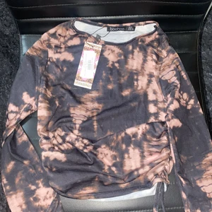 Tröja från Boohoo - Säljer min helt oanvända tröja ifrån boohooo i storlek 36, passar både en xs och en S 