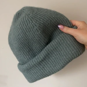 Stickad mössa - Stickad mössa från arket. Köpt förra året och endast använt ett fårtal gånger! Nypris 399kr, köpare står för frakt