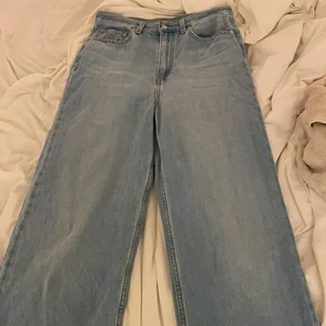 Levis Jeans High Loose - Levis jeans som knappt är använda. Jeansen köptes för 1 249 kr. Jeansen har tyvärr blivit för stora för mig nu men de är superfina med en stickad tröja eller t-shirt. Pris går givetvis att diskutera och jag står för frakten🥰