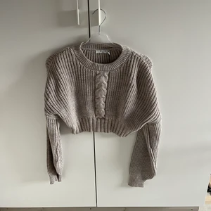 NAKD topp - En ljusgrå topp från NAKD i storlek S. Aldrig använd, endast prövad en gång. Croppad variant. Nypris 299kr på NAKD hemsida! Frakt tillkommer, antingen frimärke eller spårbart! 